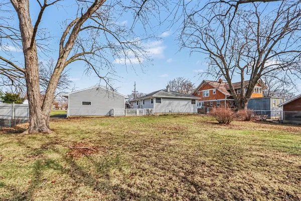 $279,900 | 900 Old Indian Trail, Aurora, IL 60506