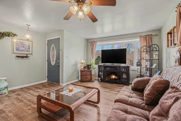 $279,900 | 900 Old Indian Trail, Aurora, IL 60506