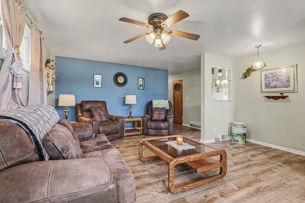 $279,900 | 900 Old Indian Trail, Aurora, IL 60506