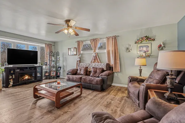 $279,900 | 900 Old Indian Trail, Aurora, IL 60506