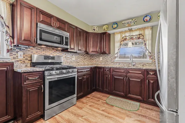 $279,900 | 900 Old Indian Trail, Aurora, IL 60506