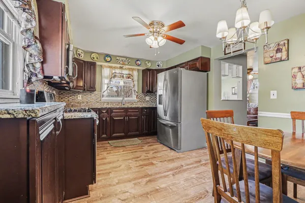 $279,900 | 900 Old Indian Trail, Aurora, IL 60506