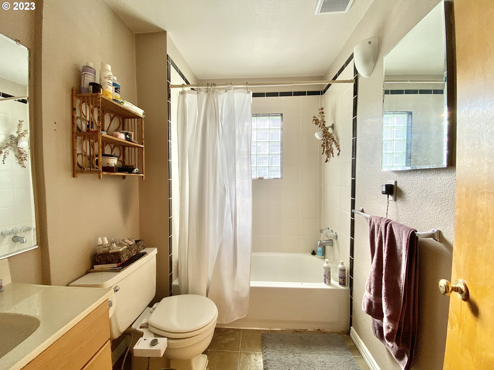 733 Centennial Boulevard Springfield, OR 97477 - Photo 12 of 15 Bathroom