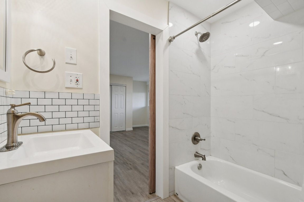 21009 Fawn Ridge Drive Lago Vista, TX 78645 - Photo 34 of 40 a bathroom with a sink and a bathtub