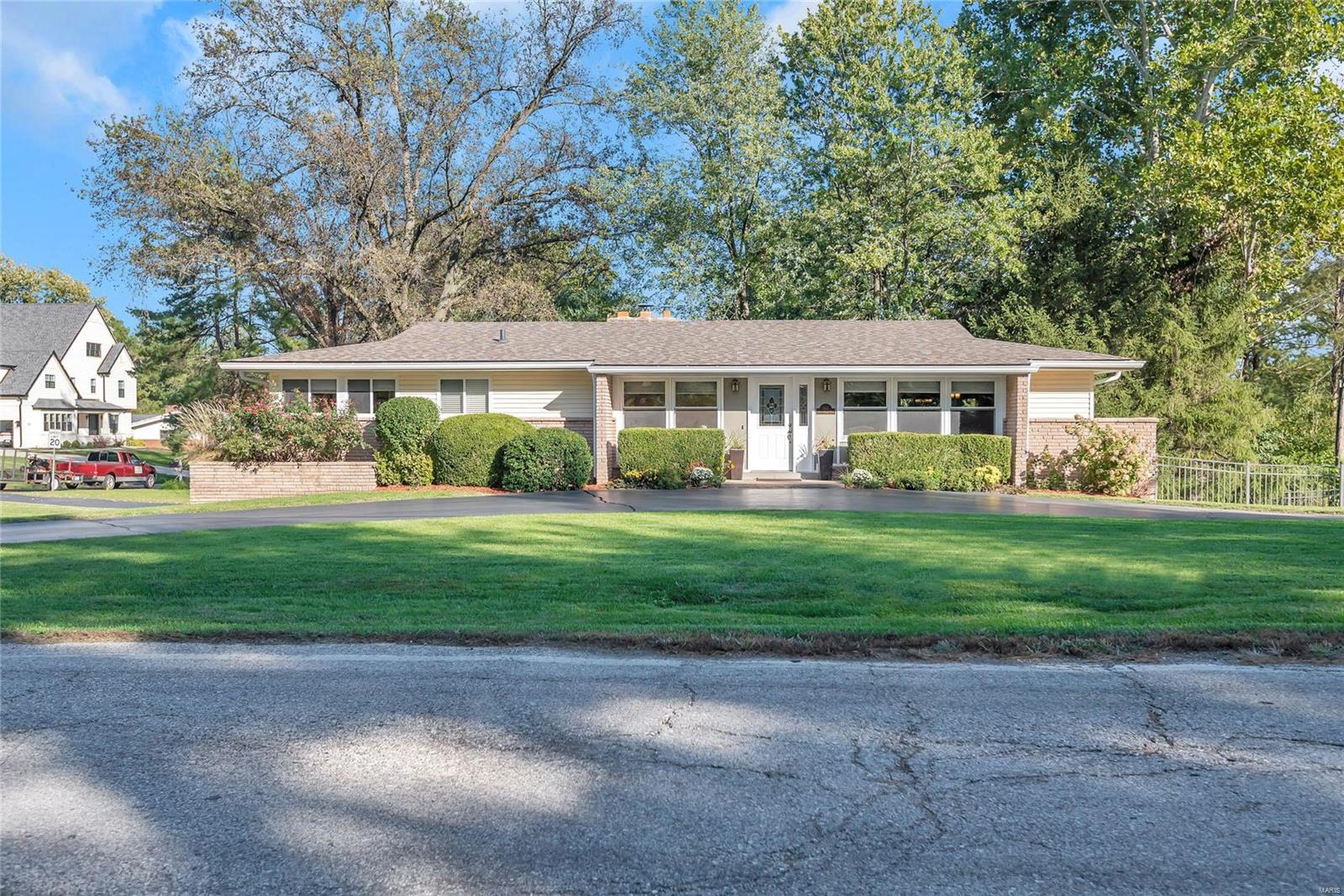 562 North Mosley Road St. Louis, MO 63141 - Photo 1 of 33 Gallery Image 1