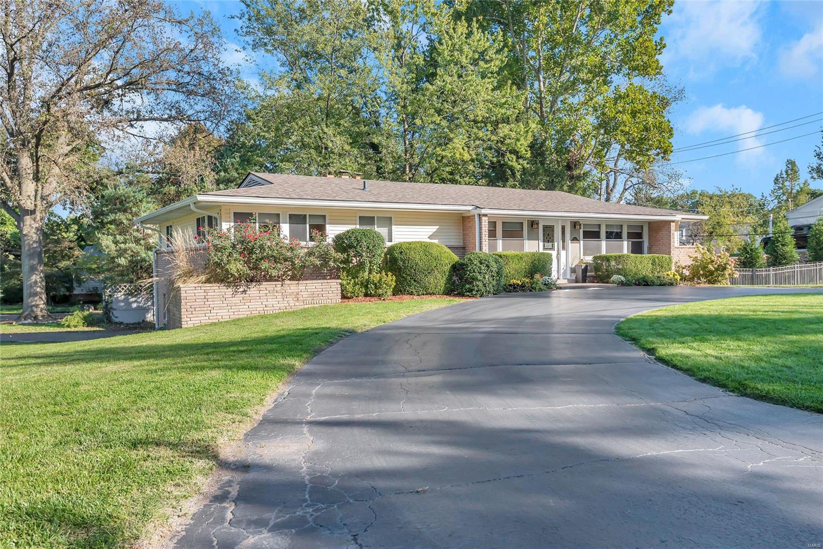 562 North Mosley Road St. Louis, MO 63141 - Photo 2 of 33 Gallery Image 2
