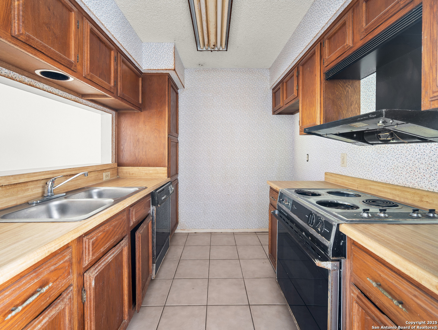 11520 Huebner Road, Unit 302 San Antonio, TX 78230 - Photo 11 of 28 a kitchen that has a sink and a stove