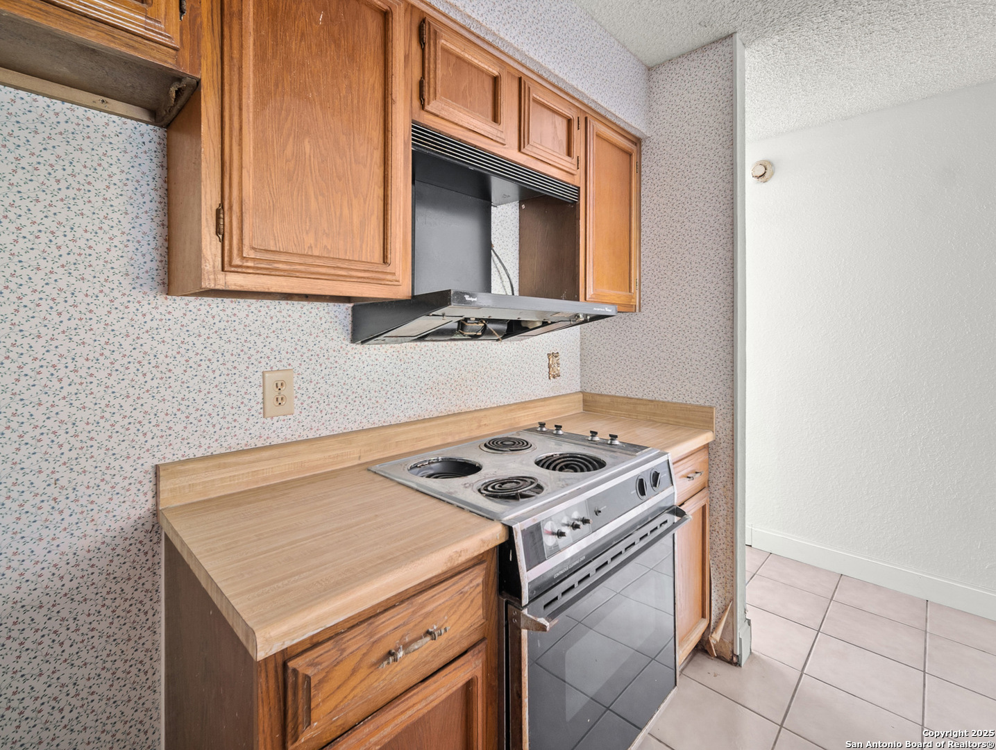 11520 Huebner Road, Unit 302 San Antonio, TX 78230 - Photo 13 of 28 a kitchen with a stove and a microwave