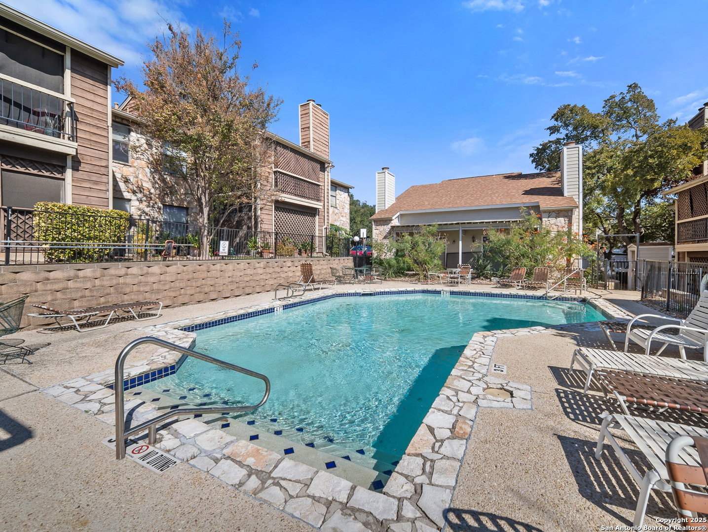 11520 Huebner Road, Unit 302 San Antonio, TX 78230 - Photo 25 of 28 a view of a patio with table and chairs and potted plants