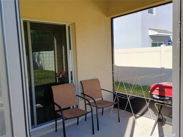 a view of a back yard