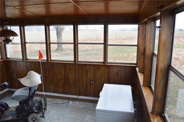 877 Bells Mill Road Pelham, TN 37366 - Photo 9 of 20 a room with furniture and a window