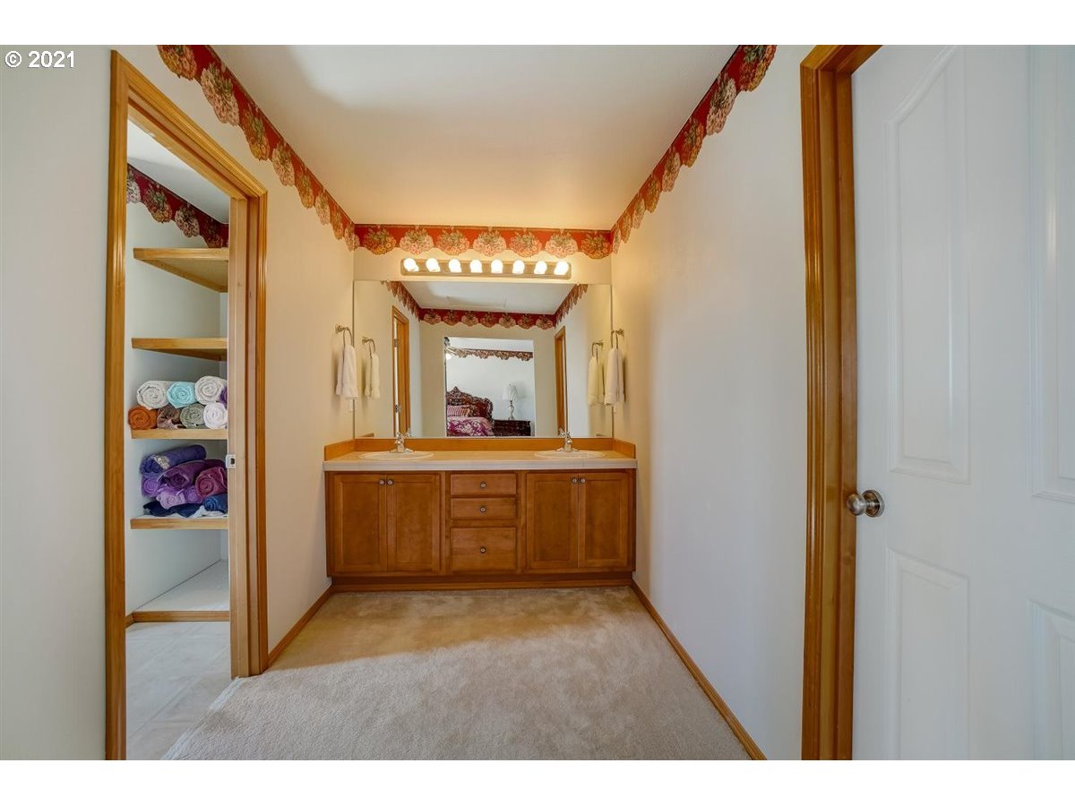 12950 Southwest Summit Ridge Street Tigard, OR 97224 - Photo 16 of 26 Gallery Image 16