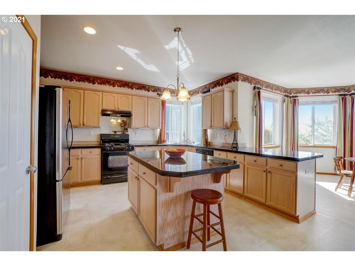 12950 Southwest Summit Ridge Street Tigard, OR 97224 - Photo 8 of 26 Gallery Image 8
