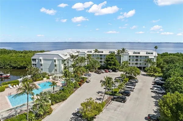 a view of a bunch of trees and houses