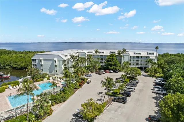 a view of a bunch of trees and houses
