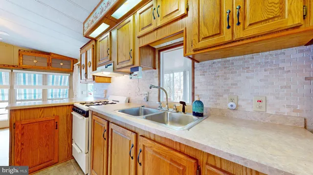 a view of livingroom with a ceiling fan
