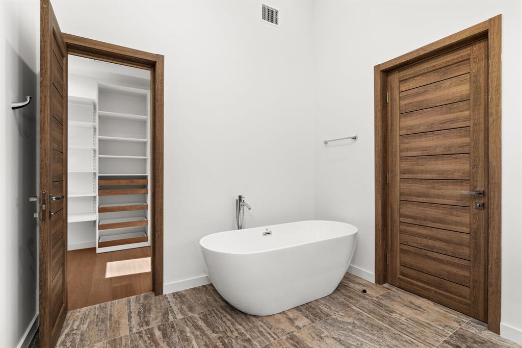 2714 Lakehurst Road Spicewood, TX 78669 - Photo 17 of 37 Full bath with a freestanding tub and a spacious closet