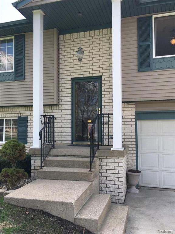 2021 North Long Lake Road Fenton, MI 48430 - Photo 2 of 16