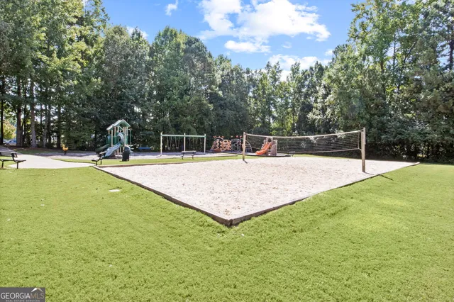 a view of a yard with plants