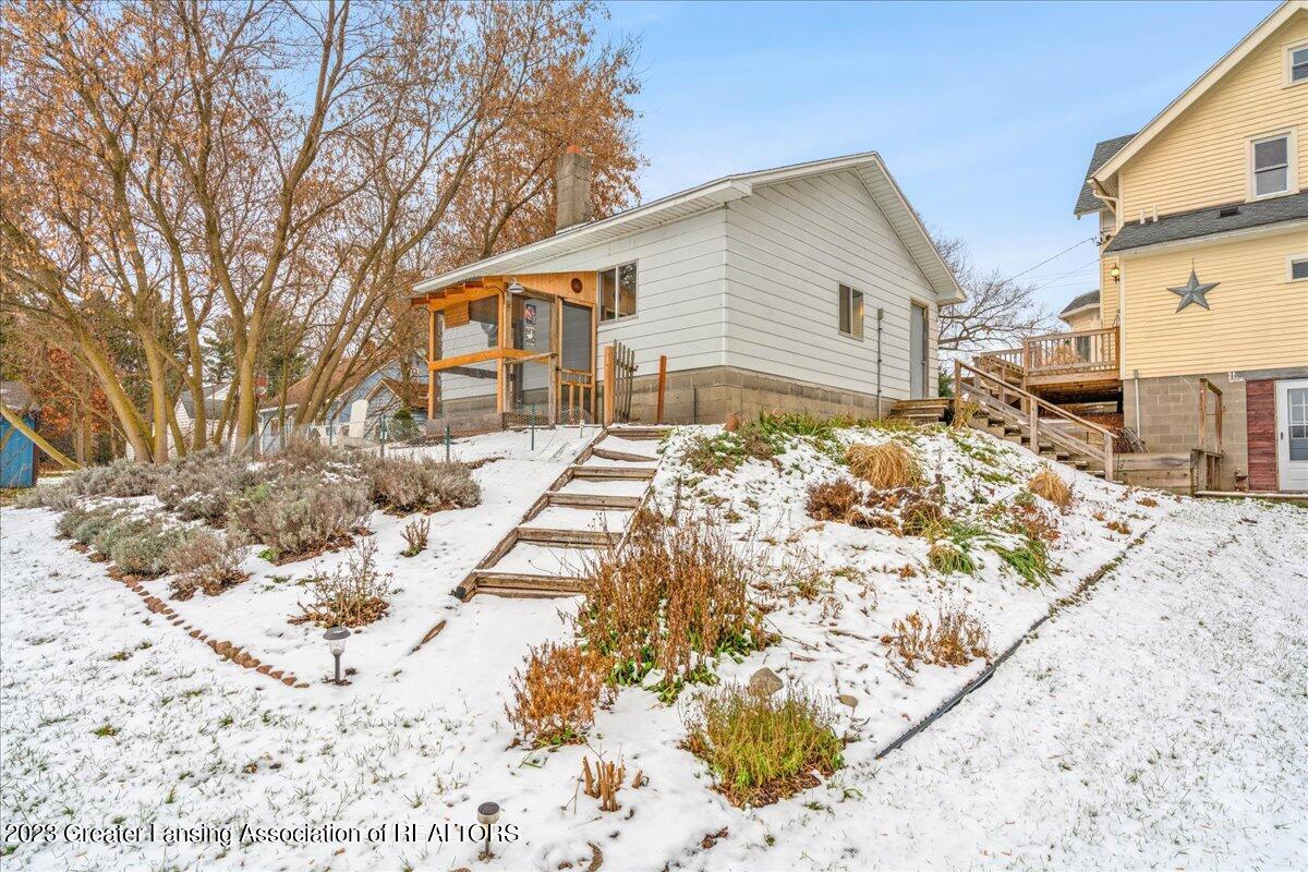 16164 Turner Road Lansing, MI 48906 - Photo 29 of 39 33-Chicken coop and lavendar