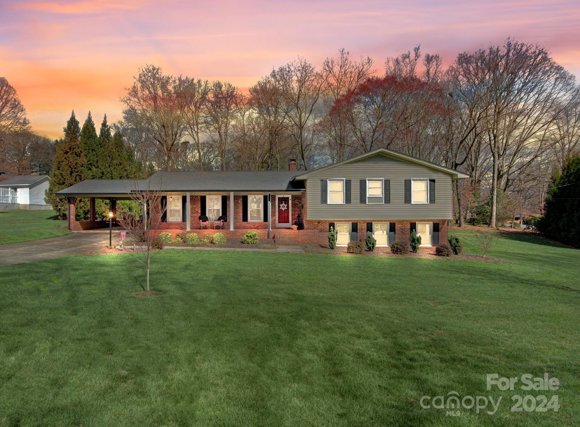 a view of a house with a yard