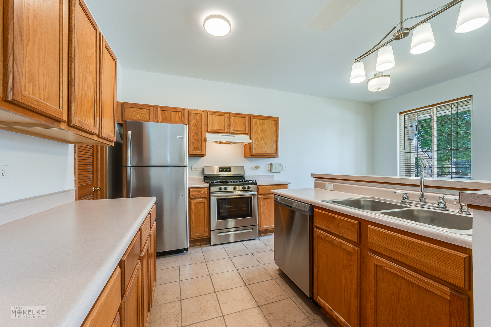 123 Yarrow Court Romeoville, IL 60446 - Photo 5 of 21 a kitchen with a sink cabinets and stainless steel appliances