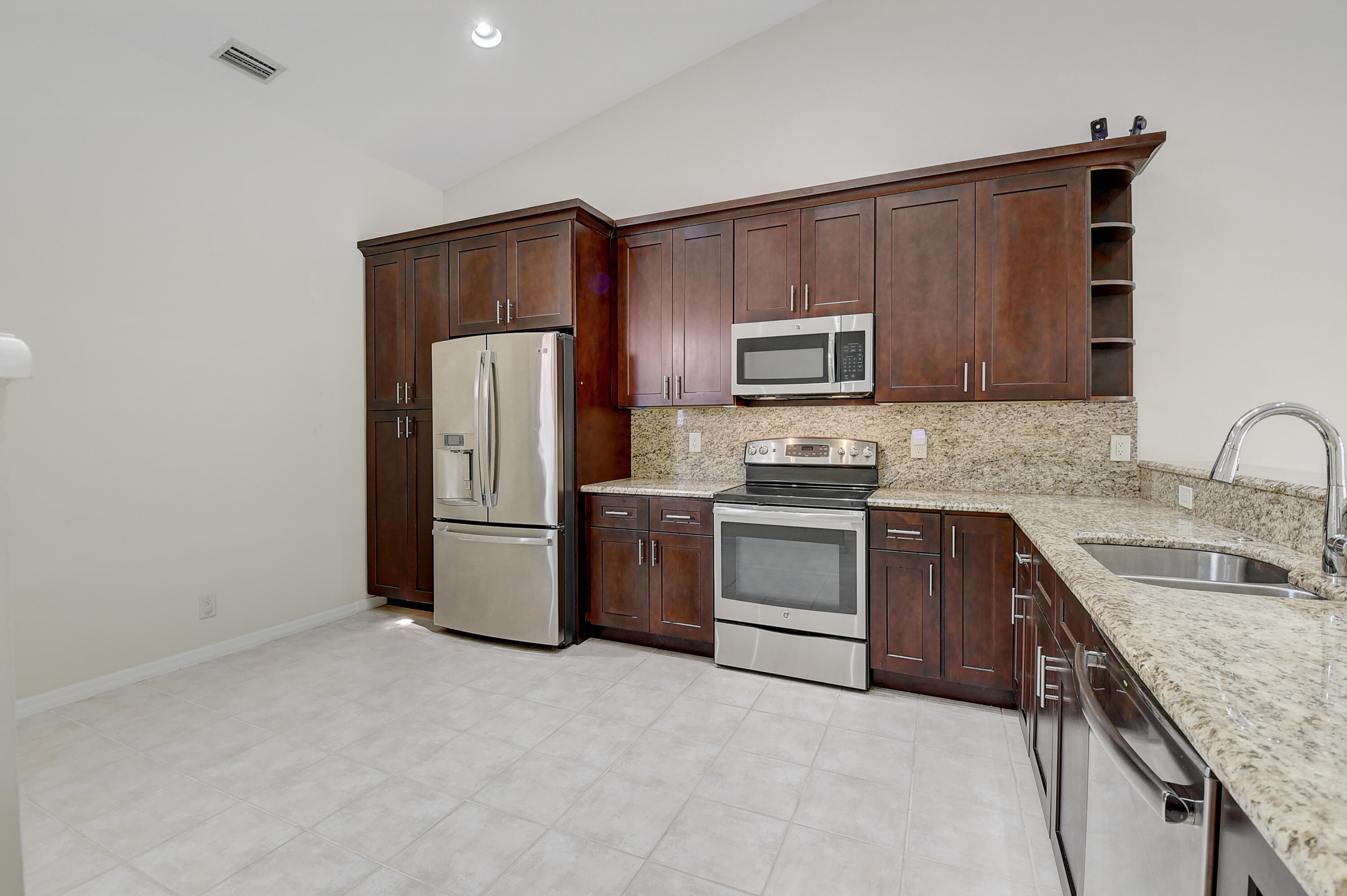 8254 Vía Bella Boca Raton, FL 33496 - Photo 6 of 49 DSC_0568_69_70_71_72