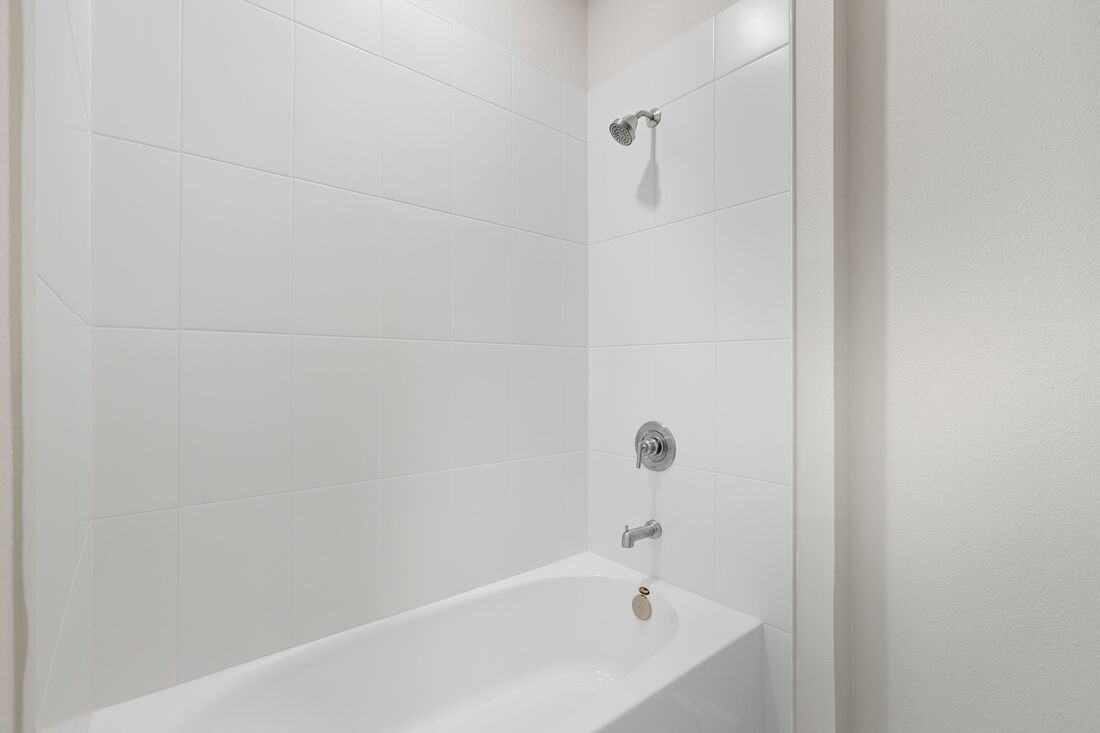 86654 Swift Launch Path Yulee, FL 32097 - Photo 19 of 31 a bathroom with a bathtub