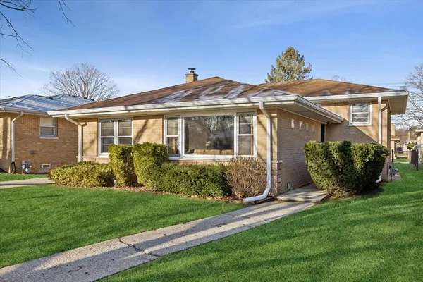 $529,900 | 942 Sherwood Road, La Grange Park, IL 60526