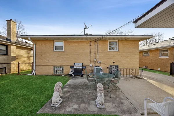 $529,900 | 942 Sherwood Road, La Grange Park, IL 60526