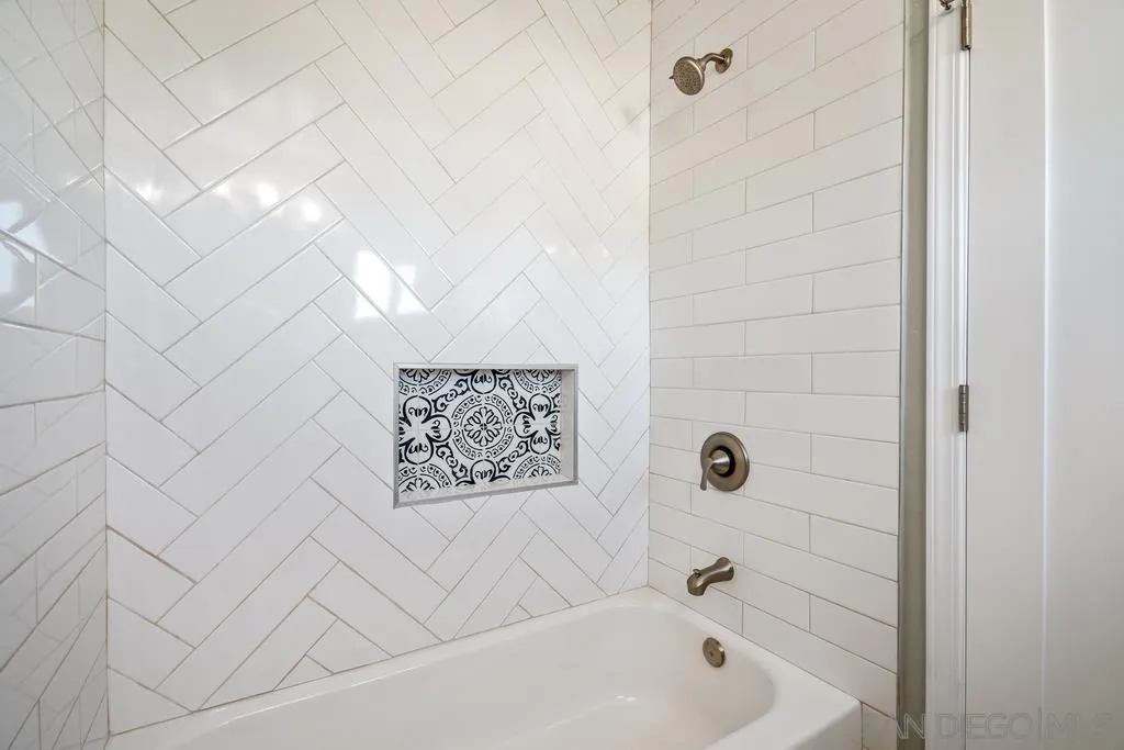 808 Leonard Avenue Oceanside, CA 92054 - Photo 20 of 25 a bathroom with a bathtub