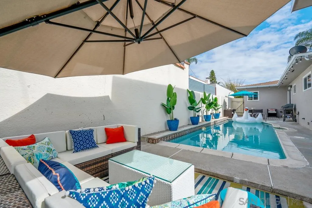 808 Leonard Avenue Oceanside, CA 92054 - Photo 3 of 25 a living room with furniture and a potted plant