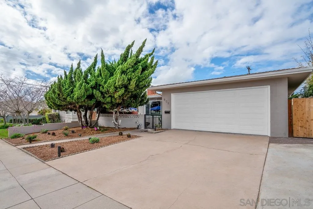 808 Leonard Avenue Oceanside, CA 92054 - Photo 4 of 25 a backyard of a house with lots of green space