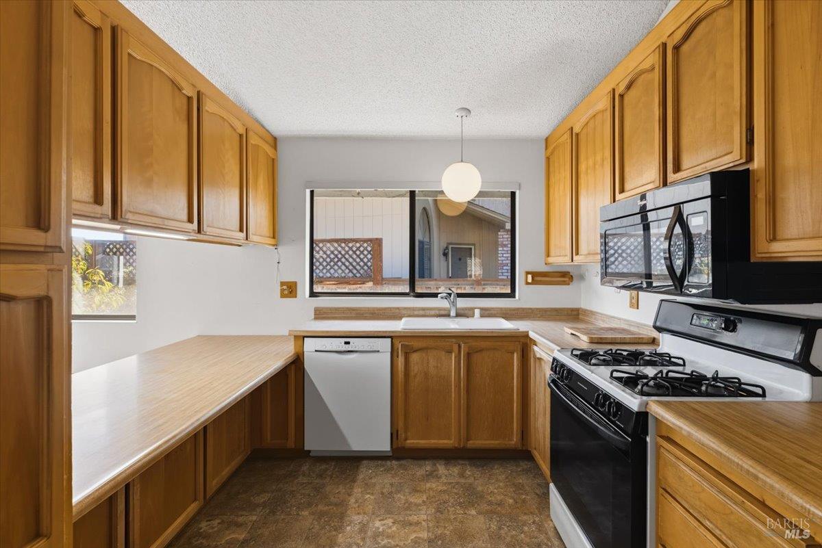 1698 Randon Way Santa Rosa, CA 95403 - Photo 21 of 68 Gallery Image 21