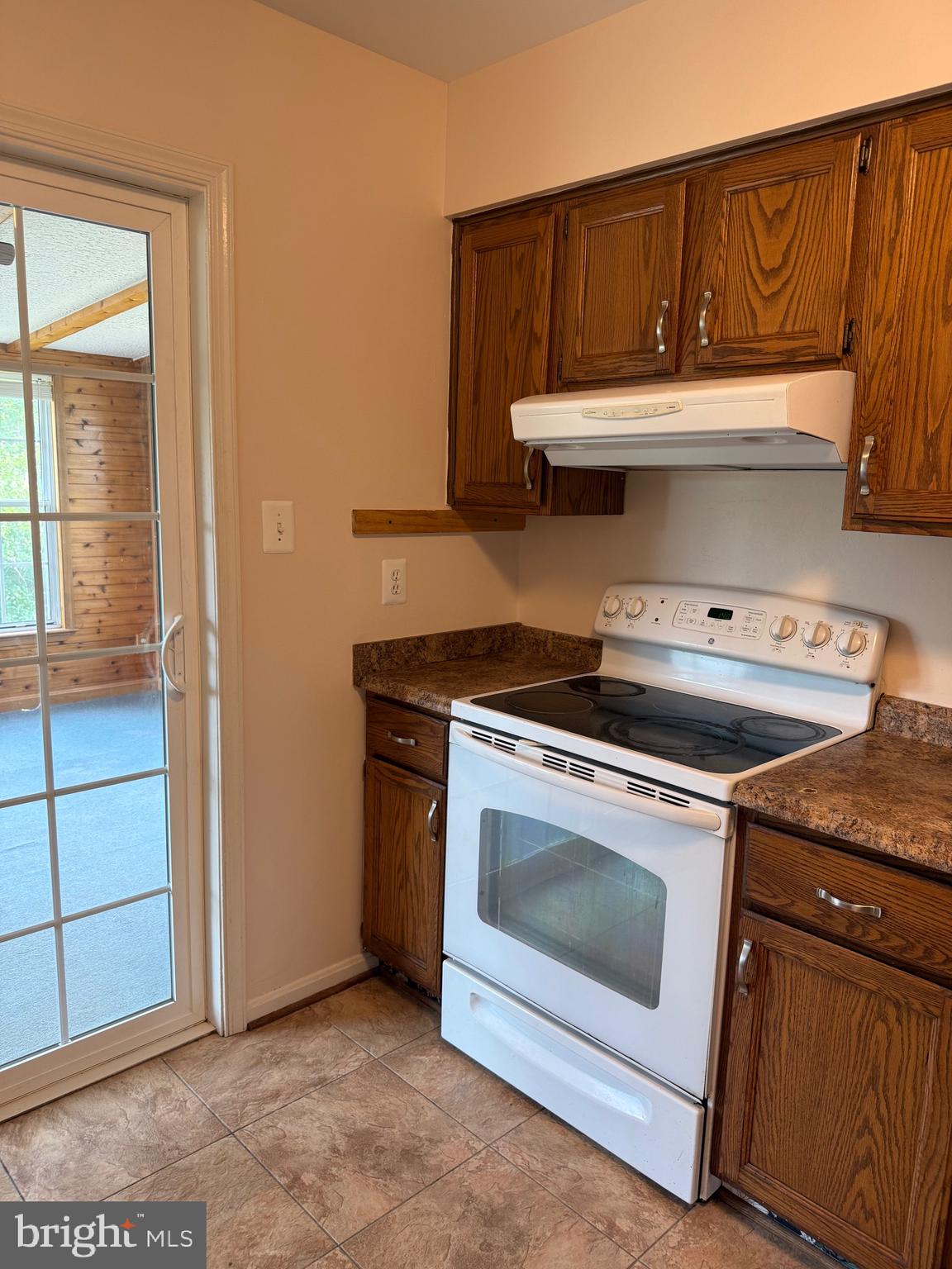 11724 Roosevelt Road Fredericksburg, VA 22407 - Photo 4 of 20 a kitchen with a stove and a sink
