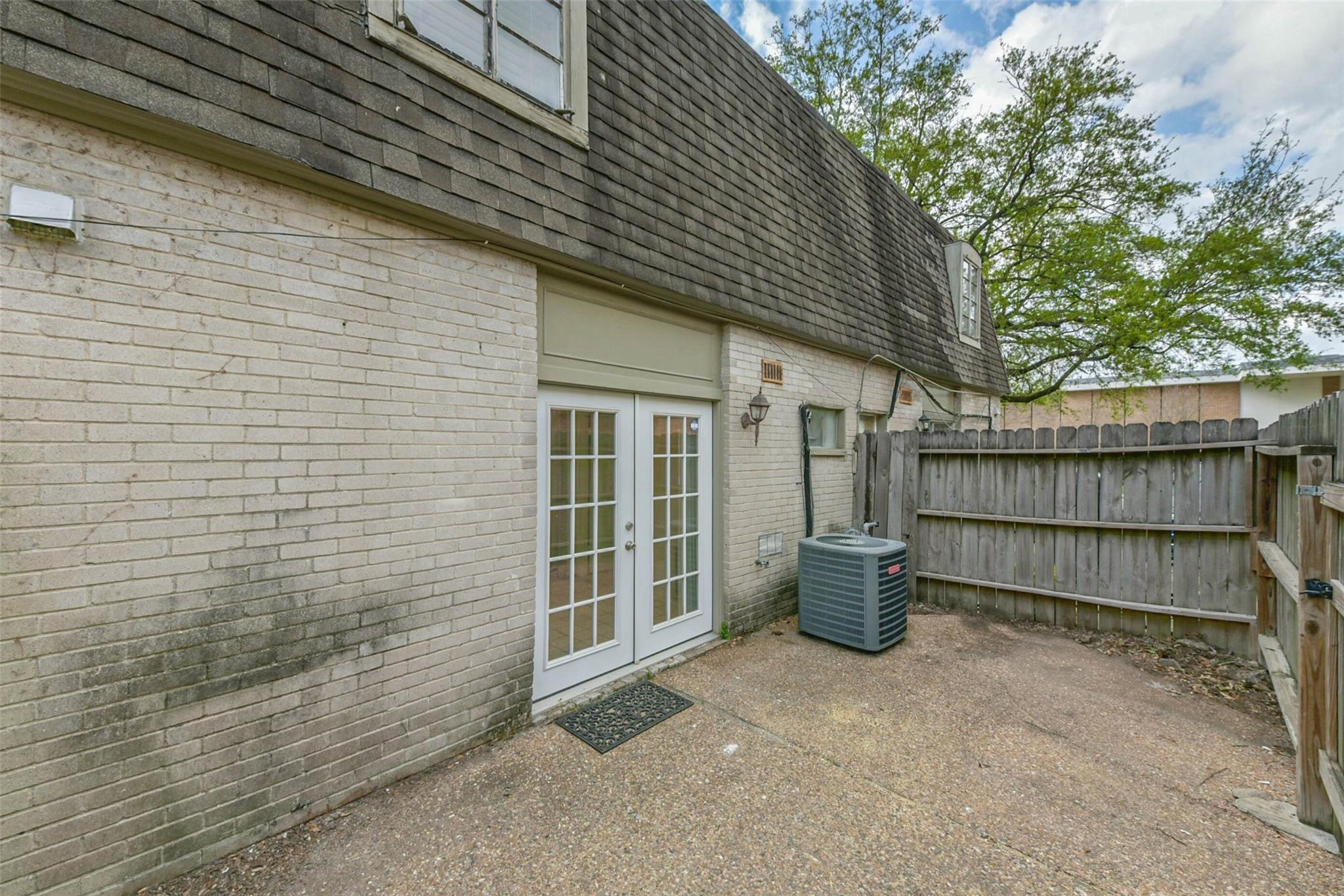 815 South Ripple Creek Drive, Unit 4 Houston, TX 77057 - Photo 11 of 12 a view of a backyard