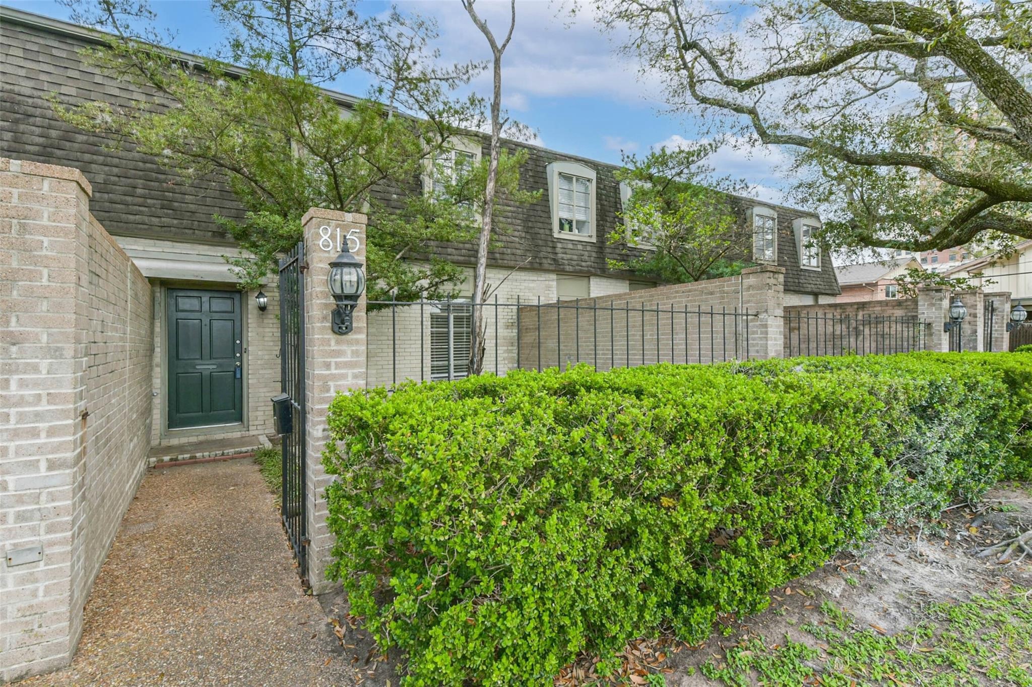 815 South Ripple Creek Drive, Unit 4 Houston, TX 77057 - Photo 12 of 12 a front view of a house with a garden