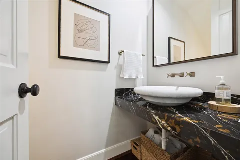 $995,000 | 5 Pine Briar Circle, Houston, TX 77056