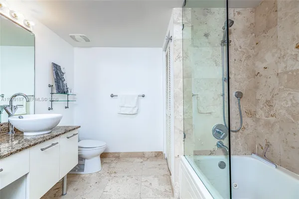 $3,400 | 41 Southeast 5th Street, Unit 706, Miami, FL 33131