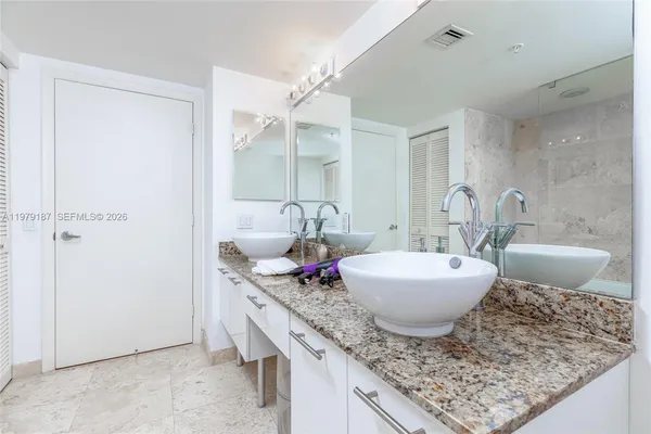 $3,400 | 41 Southeast 5th Street, Unit 706, Miami, FL 33131