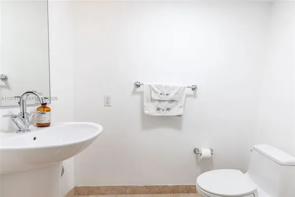 $3,400 | 41 Southeast 5th Street, Unit 706, Miami, FL 33131