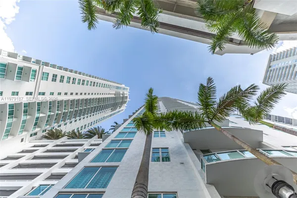$3,400 | 41 Southeast 5th Street, Unit 706, Miami, FL 33131