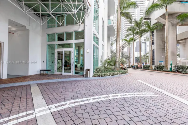 $3,400 | 41 Southeast 5th Street, Unit 706, Miami, FL 33131