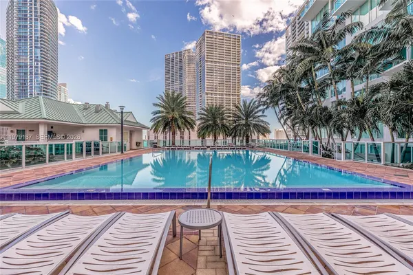 $3,400 | 41 Southeast 5th Street, Unit 706, Miami, FL 33131