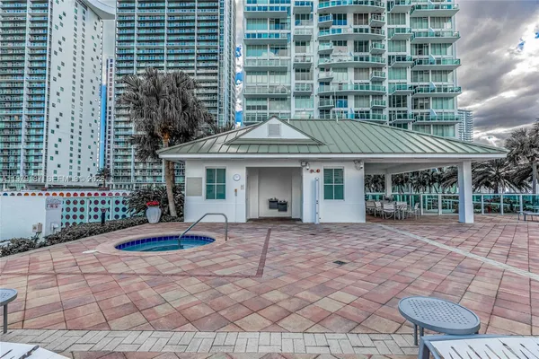 $3,400 | 41 Southeast 5th Street, Unit 706, Miami, FL 33131