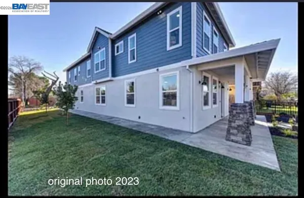 a view of a house with backyard