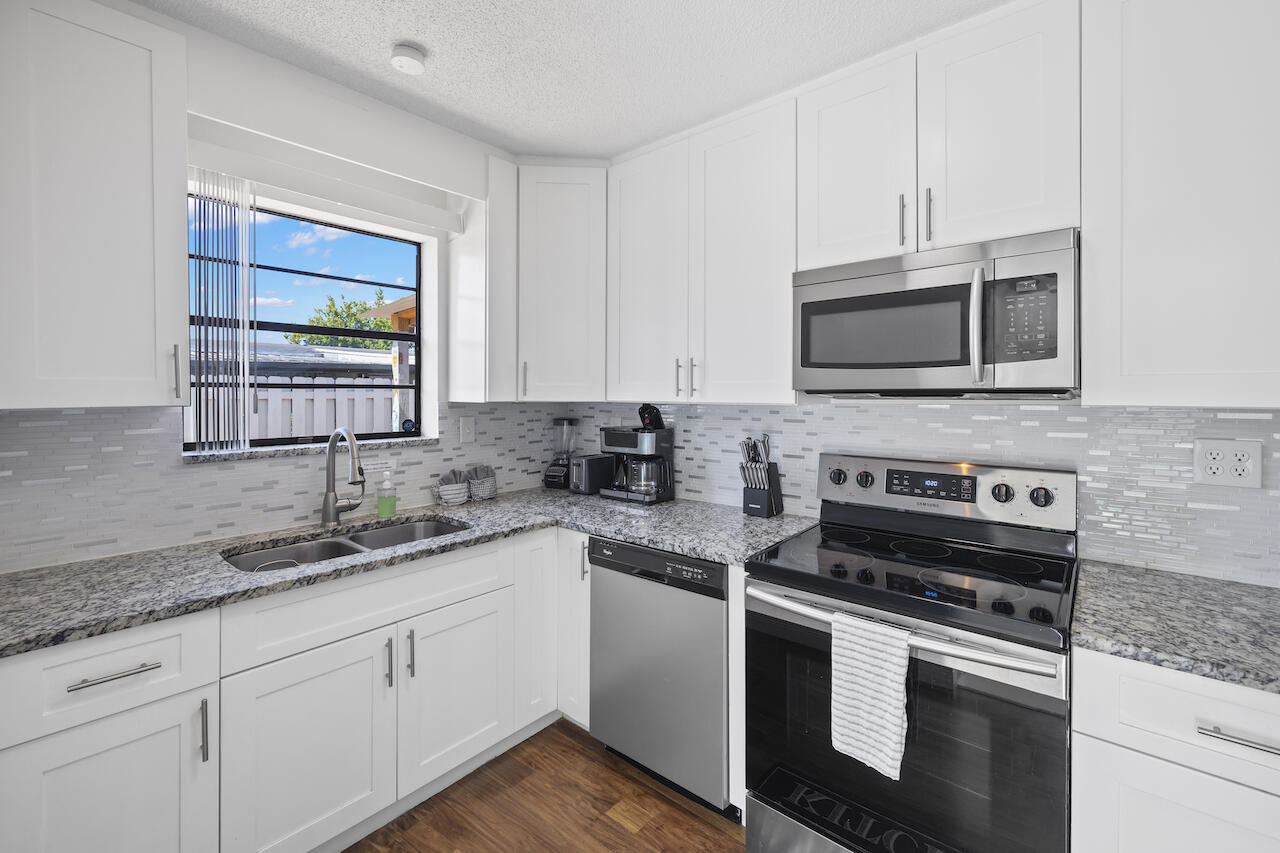 325 Ponte Vedra Road Palm Springs, FL 33461 - Photo 7 of 28 RWS_9917