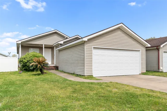 a view of a house with backyard