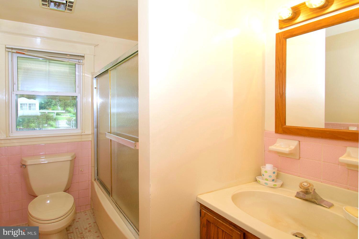1211 Bay Ridge Avenue Annapolis, MD 21403 - Photo 18 of 30 Retro Tiled Full Bath