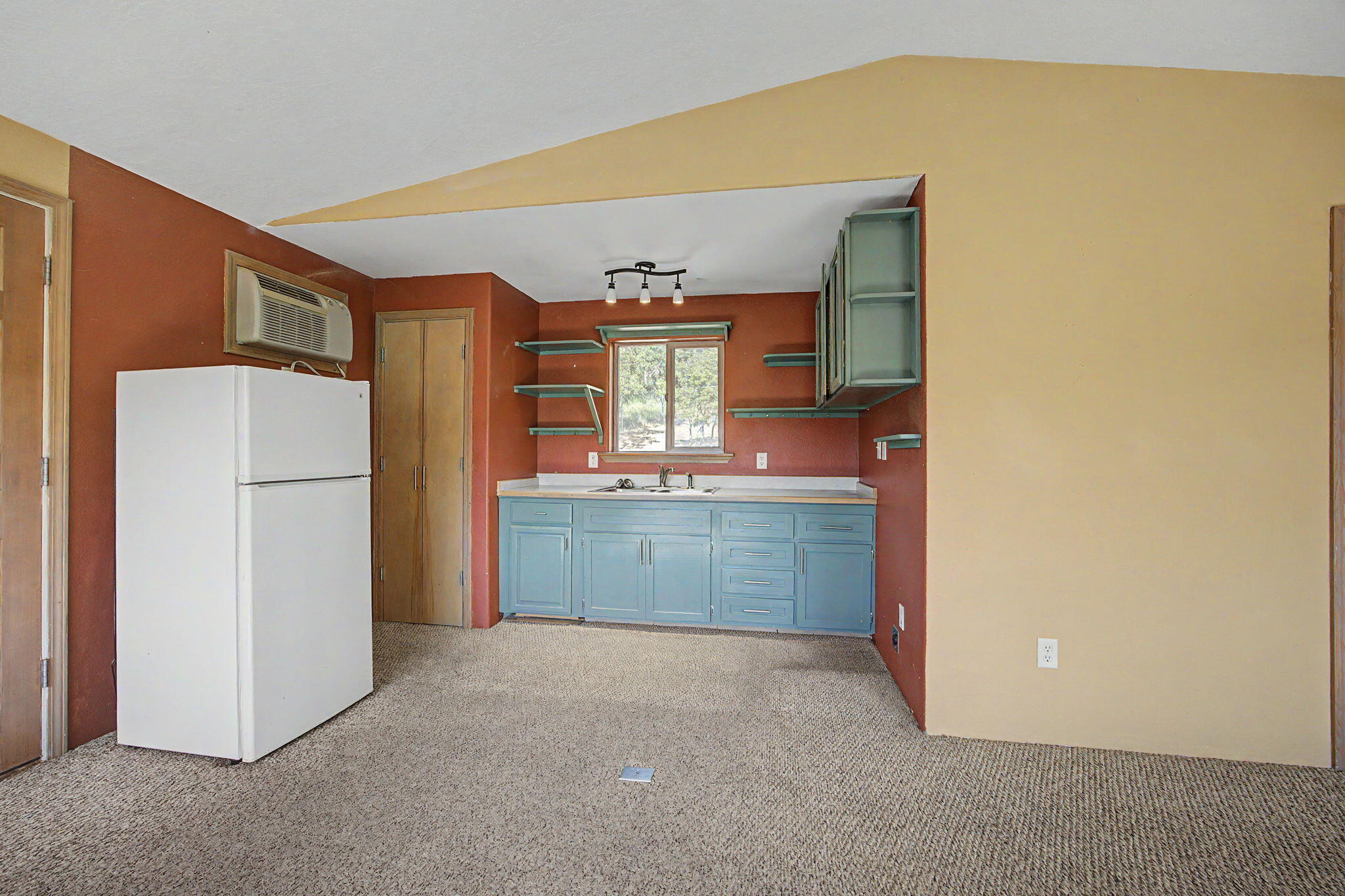 5366 Pioneer Road Medford, OR 97501 - Photo 21 of 36 Apartment with fridge, pantry and wet bar